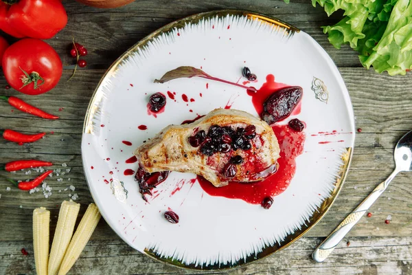 Plato Restaurante Sobre Fondo Madera Con Verduras Cerdo Hueso Con — Foto de Stock