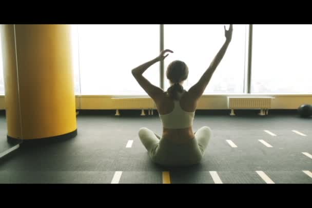 Pemanasan Seorang Gadis Atletik Yang Indah Gym Latihan Duduk Lantai — Stok Video