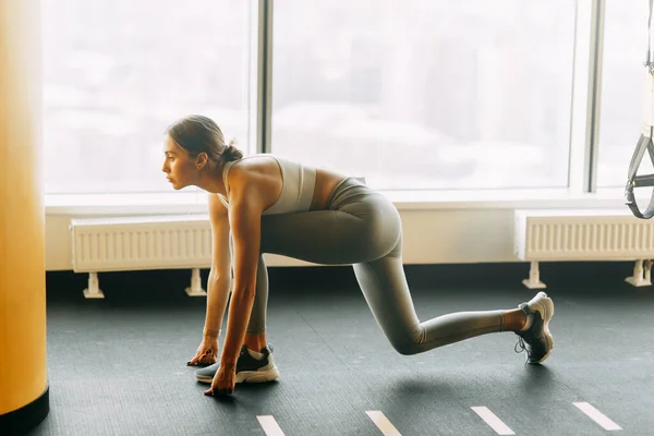 Vacker Flicka Idrottsman Golvet Flexibilitetsövningar Svart Bakgrund Stretching Ett Mörkt — Stockfoto