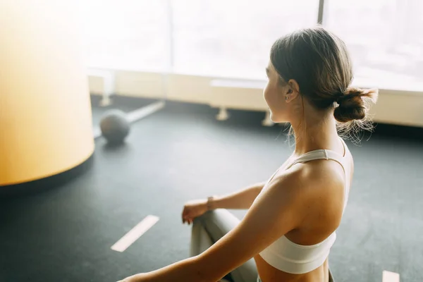 Kız Minderin Üzerinde Oturuyor Rahatla Yogada Kendini Kontrol Etme Egzersizleri — Stok fotoğraf