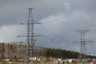 Şehirler arasındaki elektrik hatlarının kutupları. Gökyüzüne karşı güç hattı desteği. 
