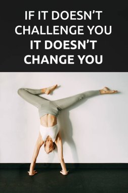 Spor motivasyonu, başarı alıntıları, yoga dersleri. Atletik kız spor salonunda antrenman yapıyor ve esniyor.. 