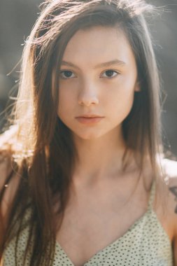 Orman perisi, güneşte portre. Seksi bir kızın güzel portresi. Güneşli bir bahar ormanında güzel bir kız. 