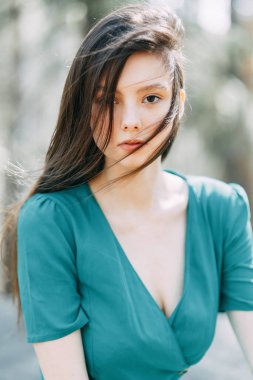 Orman perisi, güneşte portre. Seksi bir kızın güzel portresi. Güneşli bir bahar ormanında güzel bir kız. 