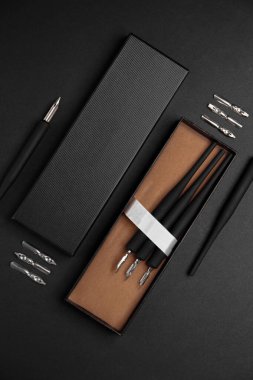 Çizim için maskaralı kalem. Siyah arkaplanda bir kalem seti.