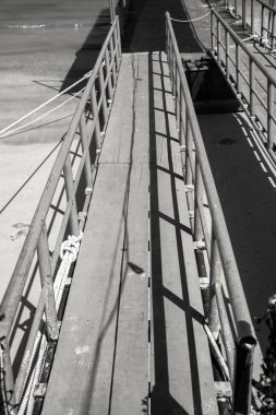 Deniz kenarında bir iskelede ahşap köprü