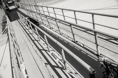 Deniz kenarında bir iskelede ahşap köprü