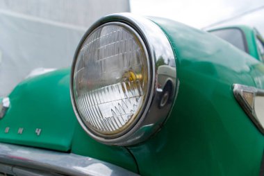 Ayrıntı. Yeşil bir retro araba Far