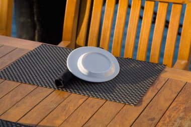 Bir tabloda bir restoranda ters plaka