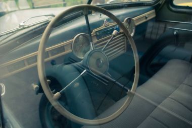 eski bir retro araba direksiyon