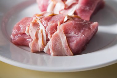 Domuz eti beyaz porselen tabak içinde rulo