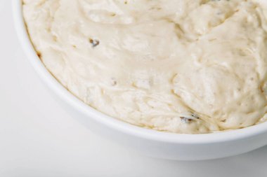 Beyaz bir kase hamur mayaları
