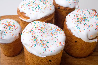 Hamur ve sır tatlı Paskalya kek yaptı