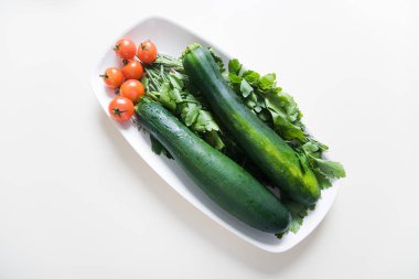 Taze yeşil kabak kabak domates ile