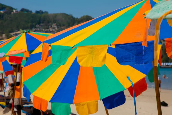 Parapluies colorés sur la plage — Photo