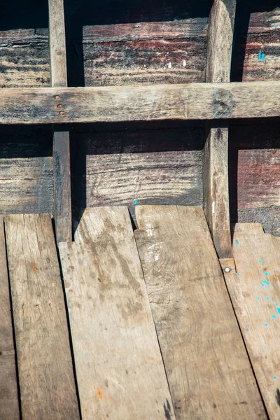 Junta de un viejo barco de madera iluminado por el sol — Foto de Stock