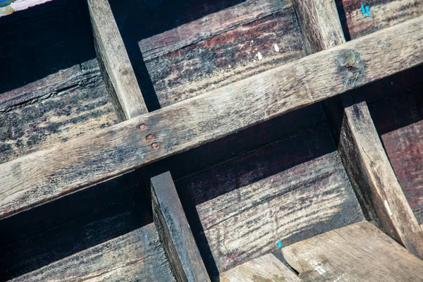 Eski bir ahşap tekne Yönetim Kurulu tarafından Güneş yaktı