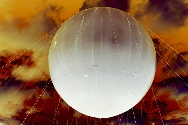 Negativt. vit ballong på den himmel bakgrunden — Stockfoto