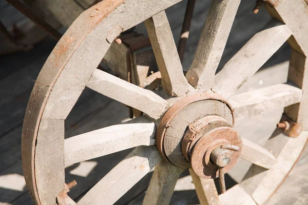 금속 담요와 오래 된 나무 바퀴 — 스톡 사진