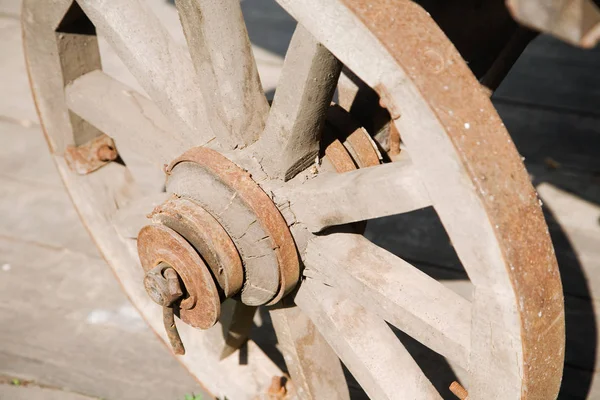 Rueda de madera vieja con mantas de metal — Foto de Stock