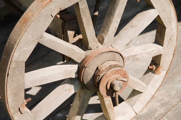 eski ahşap tekerlek metal battaniye ile