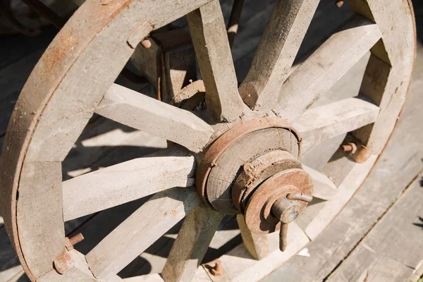 Rueda de madera vieja con mantas de metal — Foto de Stock