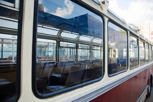Старі вікна автобусів і відображення — стокове фото
