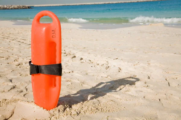 Bouée de sauvetage rouge au bord de la mer — Photo