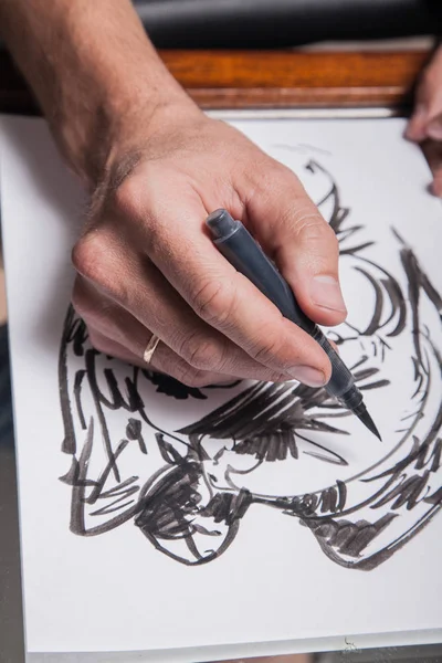 Sanatçının el çizimi çizer