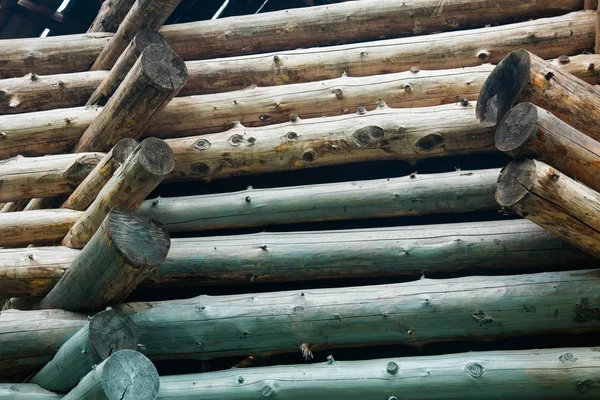 Fragment einer Holzkonstruktion aus Baumstämmen — Stockfoto