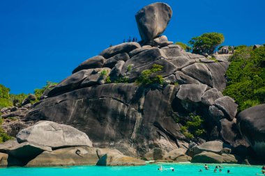 Andaman Denizi. Deniz kenarı taş