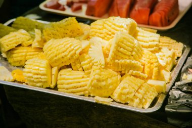 Bir tepsi üzerinde soyulmuş ananas