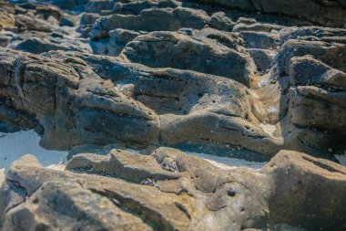 Volkanik taş ve kum plaj