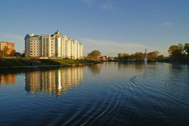 Nehir kıyısında çok katlı ev