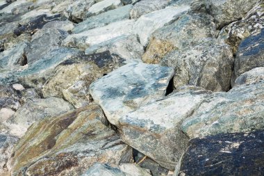 Sahilde deniz kenarında büyük kayalar