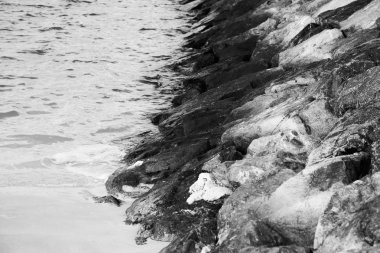 Sahilde deniz kenarında büyük kayalar