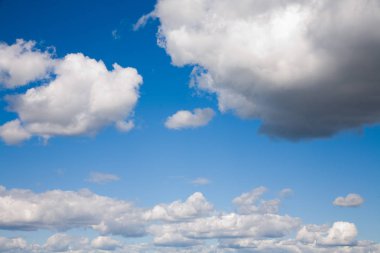 Mavi gökyüzüne karşı beyaz bulutlar