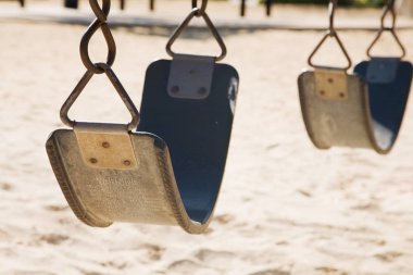 Bebek salıncak sahilde güneşin yaktı