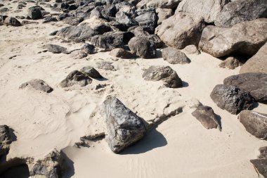 Sahilde deniz kenarında büyük kayalar