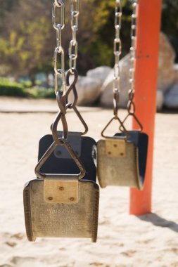 Bebek salıncak sahilde güneşin yaktı