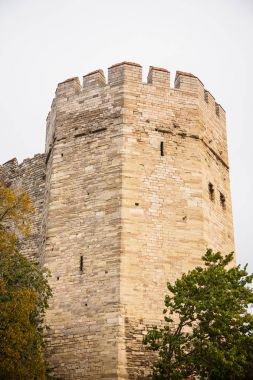 Istanbul'daki eski kale kuleleri