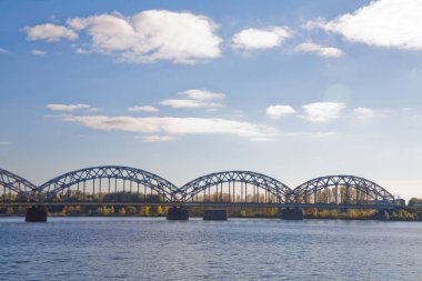 Nehrin üzerindeki demiryolu köprüsü