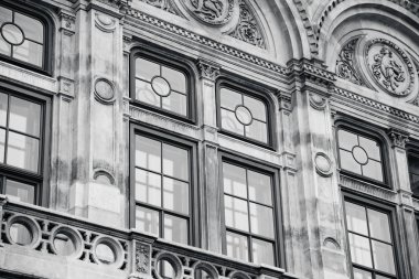 Tarihi bir binanın ön cephesi.