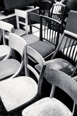 Mobilya. Sokaktaki eski retro sandalye