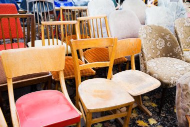 Mobilya. Sokaktaki eski retro sandalye