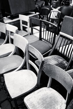 Mobilya. Sokaktaki eski retro sandalye