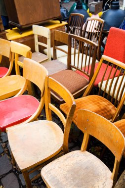 Mobilya. Sokaktaki eski retro sandalye