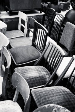 Mobilya. Sokaktaki eski retro sandalye