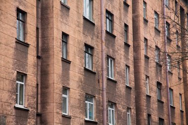 Windows ile bir çok katlı eski evin cephe