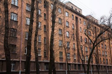 Windows ile bir çok katlı eski evin cephe